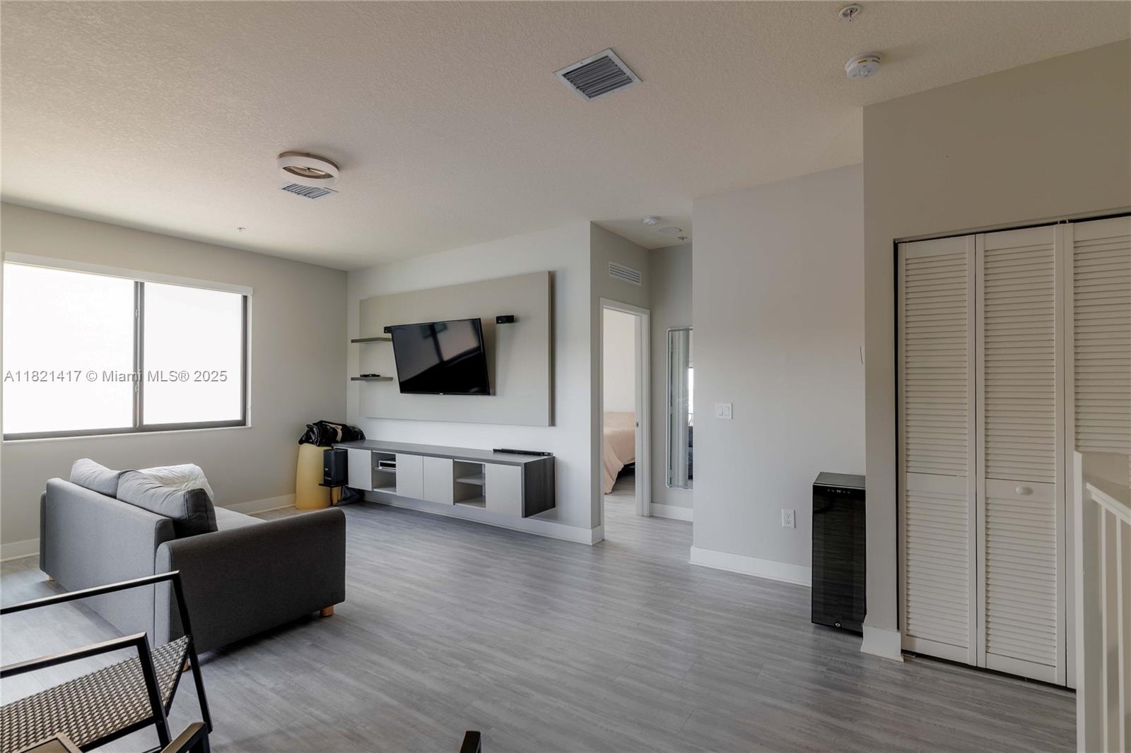 DOWNTOWN DORAL SOUTH PHAS - Residential Lease