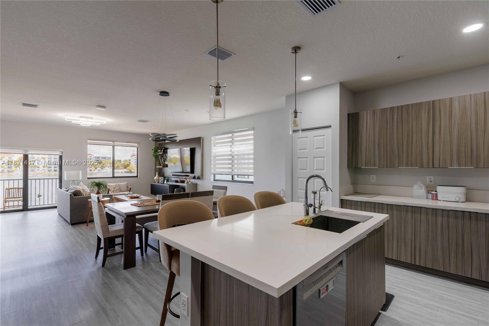 DOWNTOWN DORAL SOUTH PHAS - Residential Lease