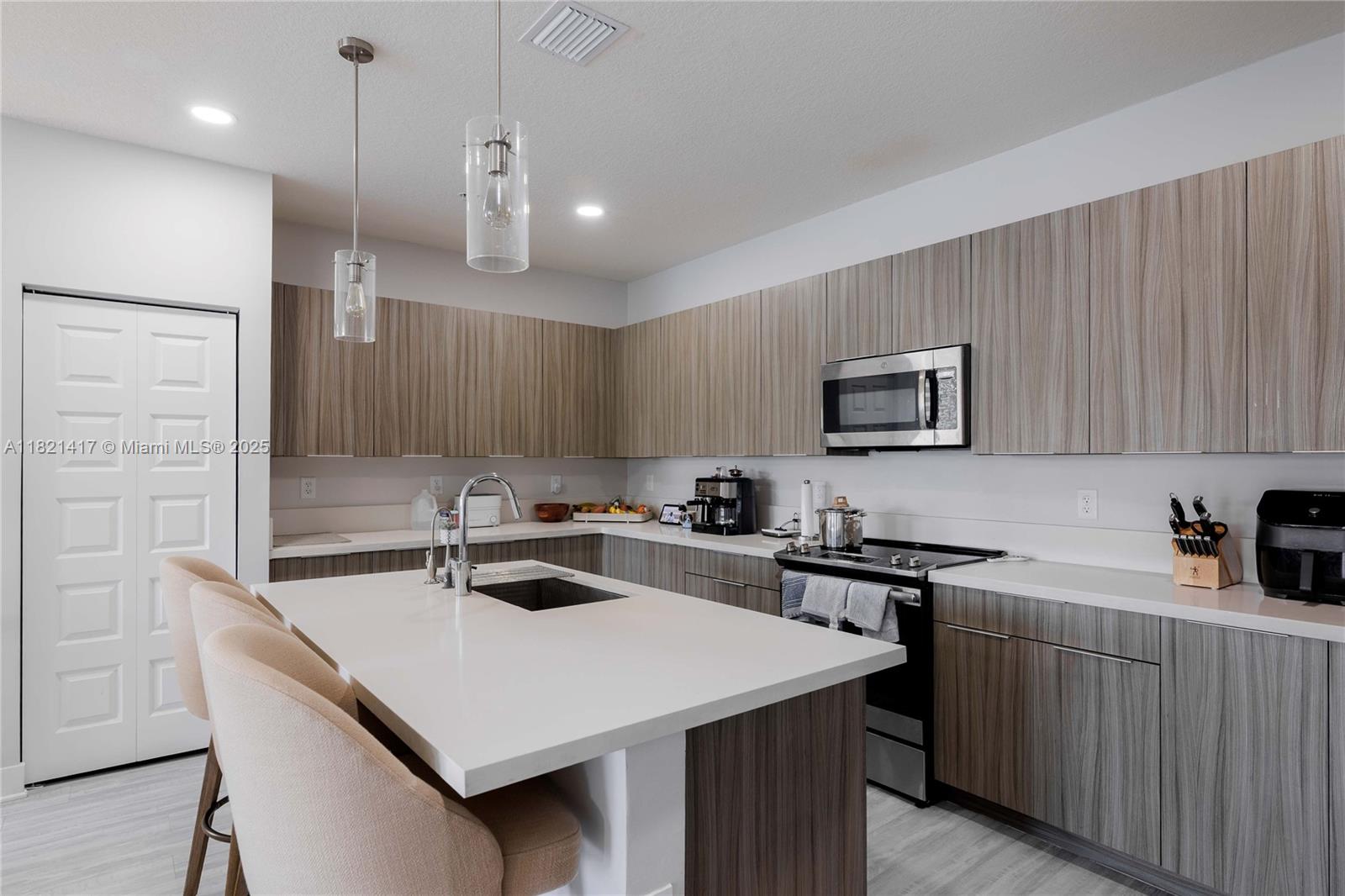 DOWNTOWN DORAL SOUTH PHAS - Residential Lease