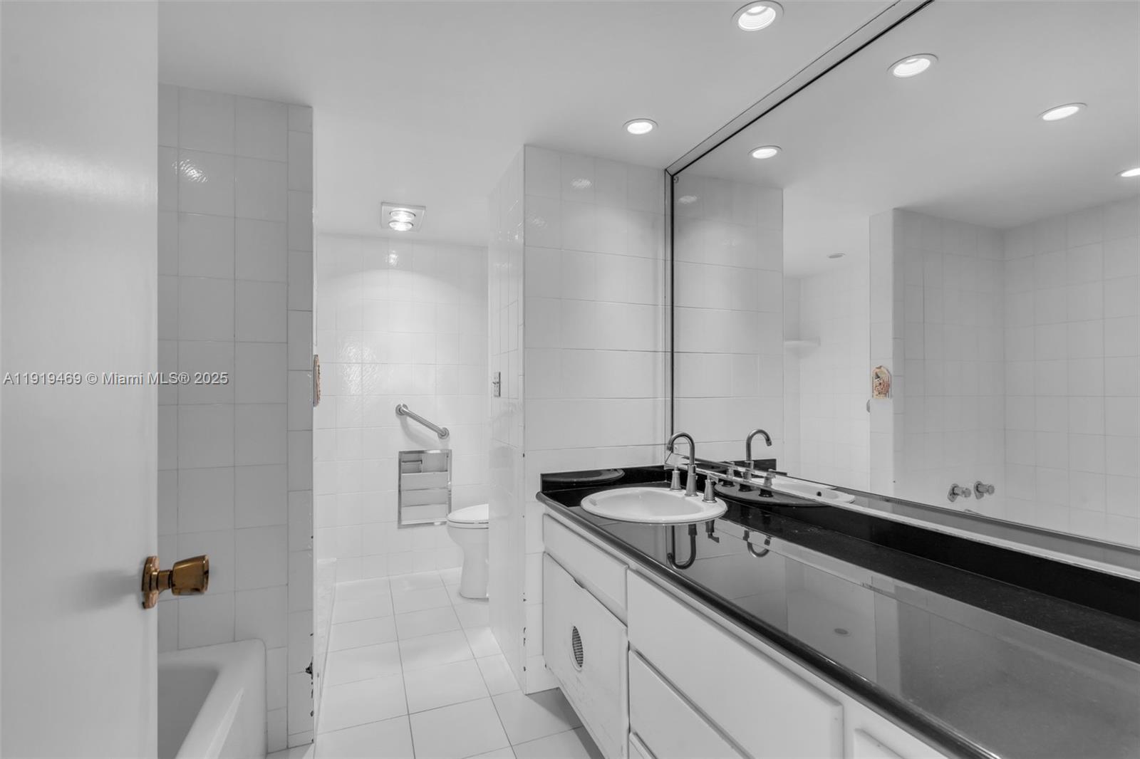 ISLAND HOUSE APT INC - CO - Residential