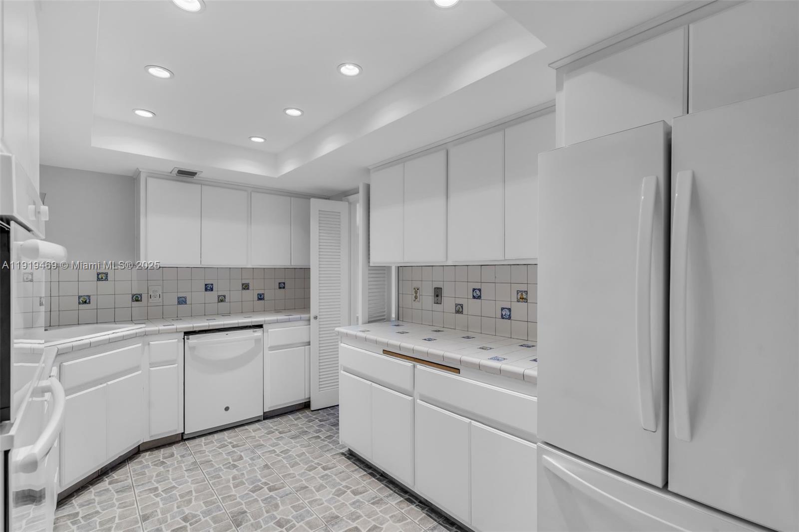 ISLAND HOUSE APT INC - CO - Residential