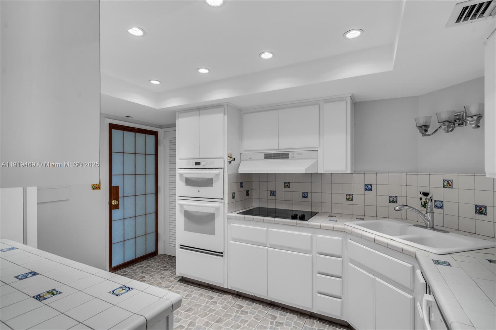 ISLAND HOUSE APT INC - CO - Residential