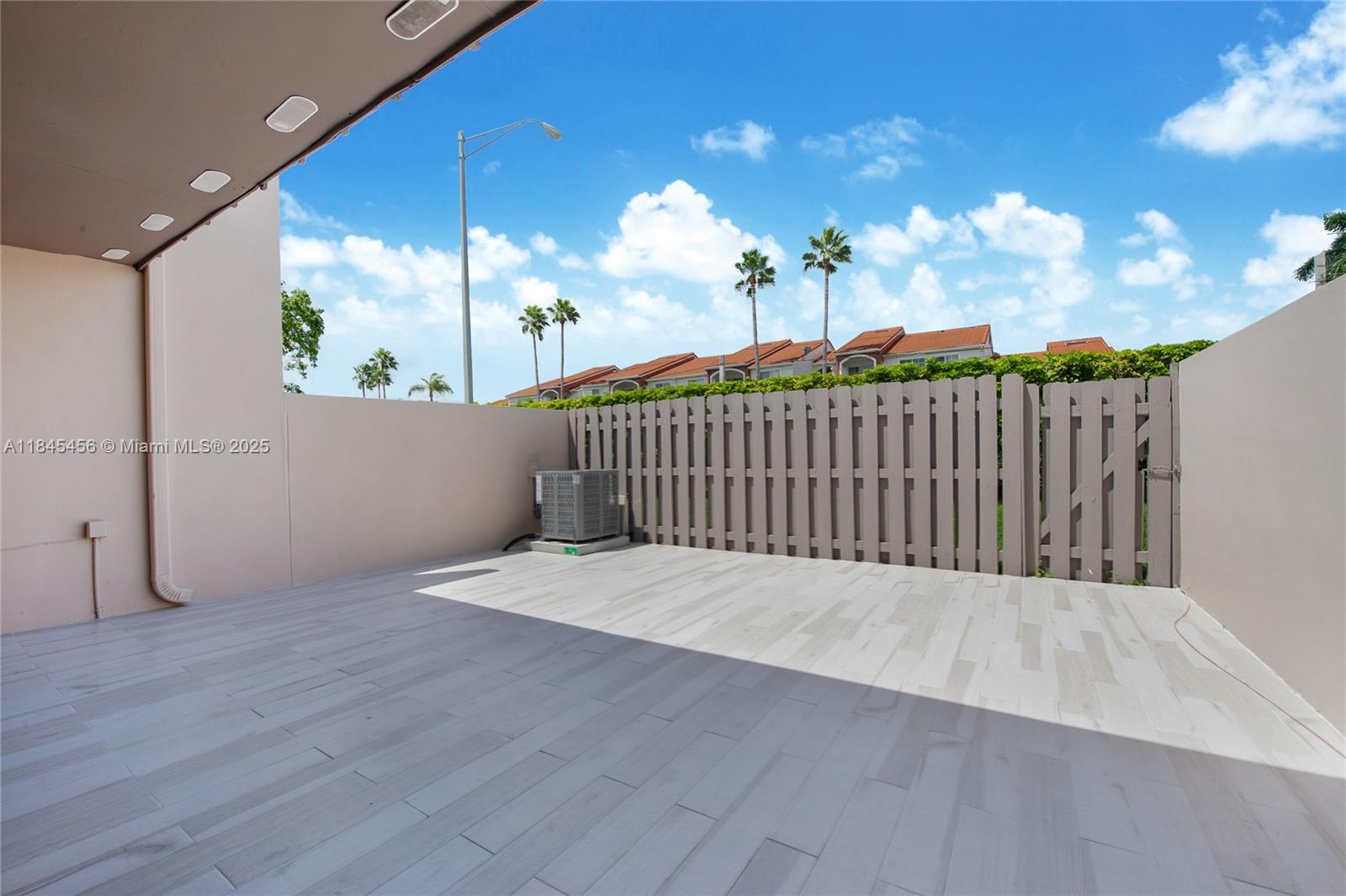 CREEKSIDE VILLAS SEC1 - Residential