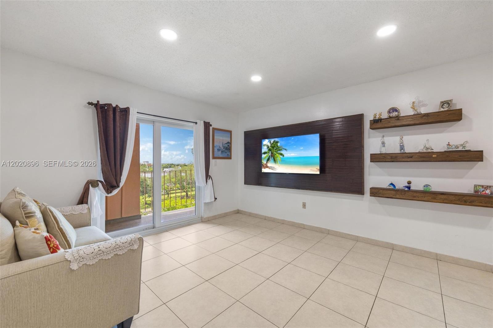 GOLDEN GATE CONDO PHASE I - Residential