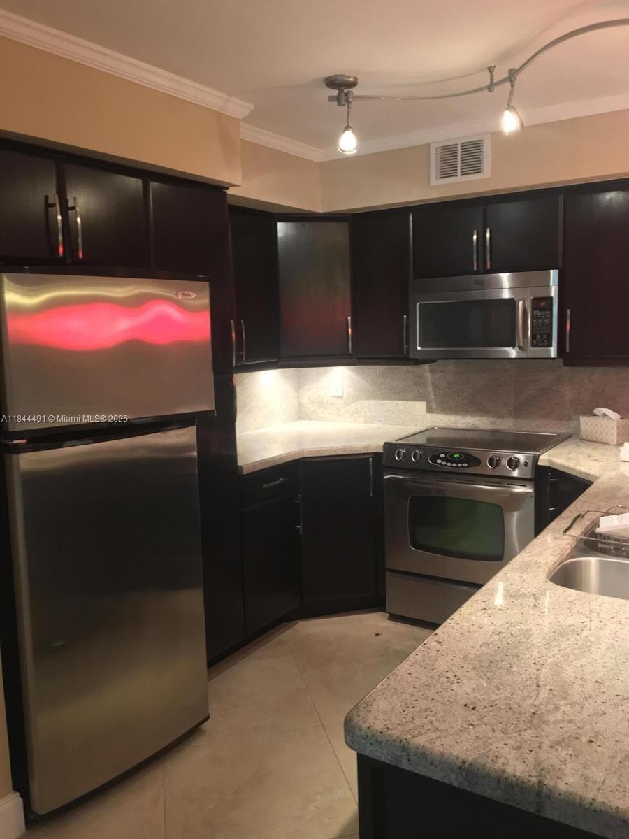 1733 Village Blvd 108, West Palm Beach, FL, 33409/$265,000 2 1733 Village Blvd 108