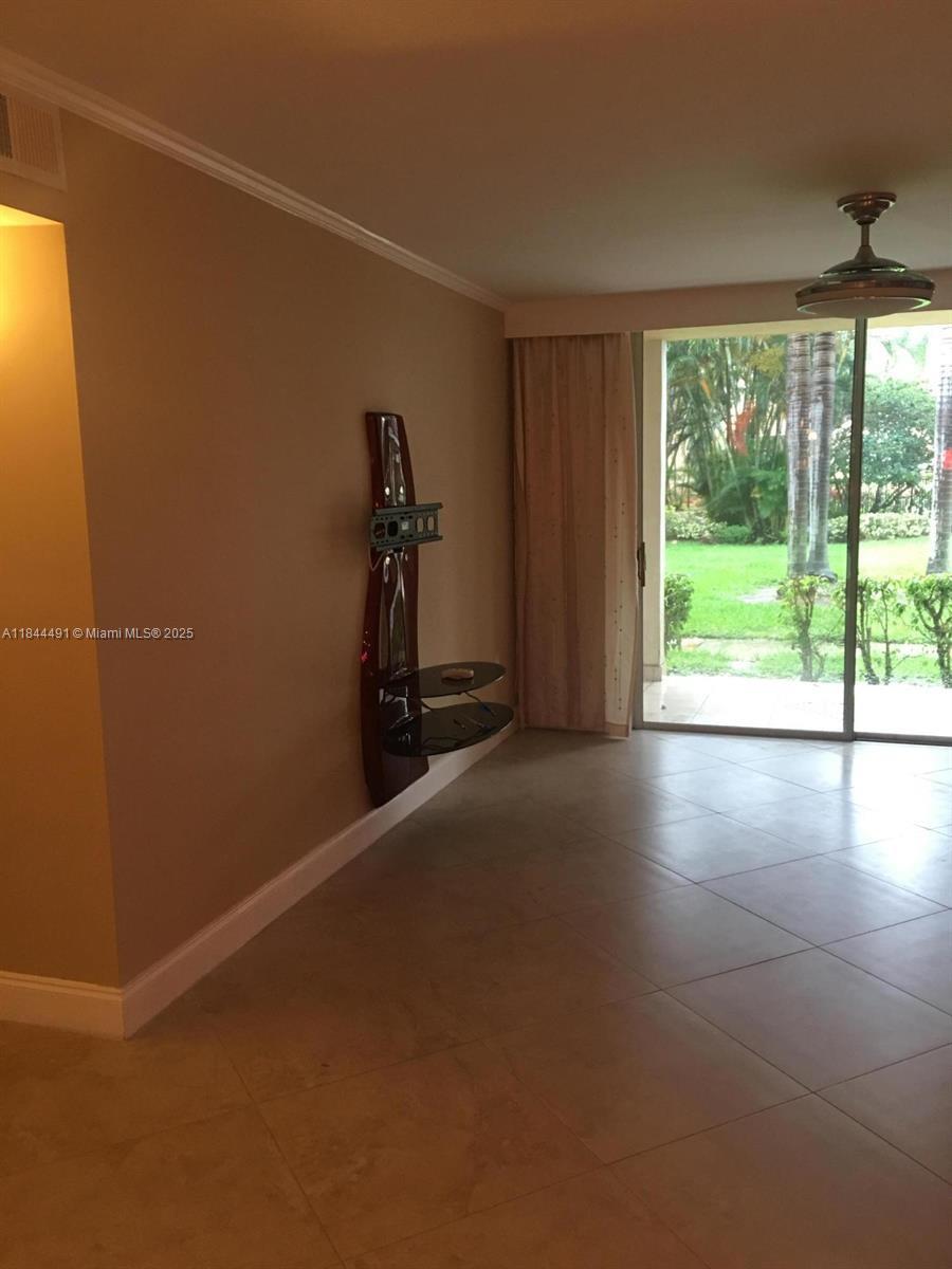 1733 Village Blvd 108, West Palm Beach, FL, 33409/$265,000 4 1733 Village Blvd 108