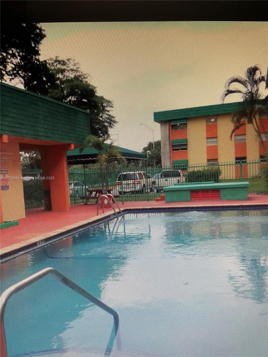 Photo 1 of 666 W 81st St 127, Hialeah, Florida, $2,000, Web #: 11779099