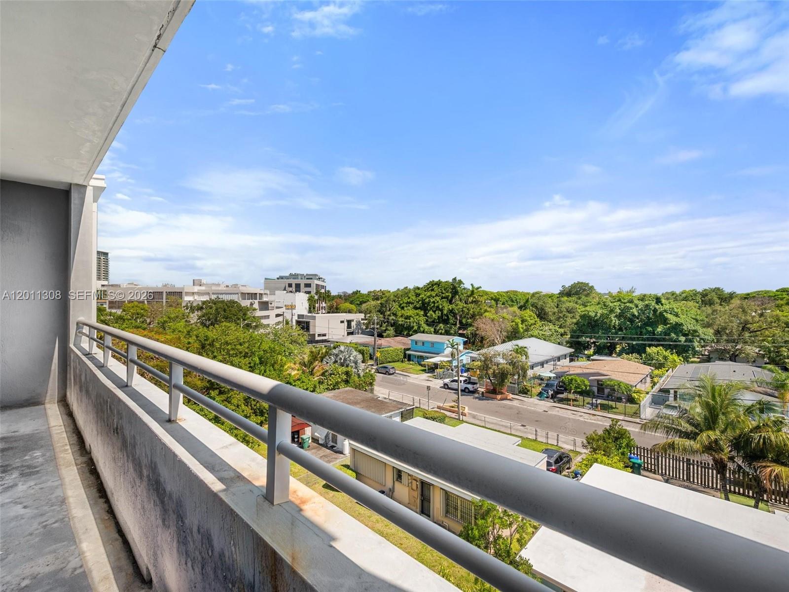 COCOSTYLE @ 3250 GRAND AV - Residential