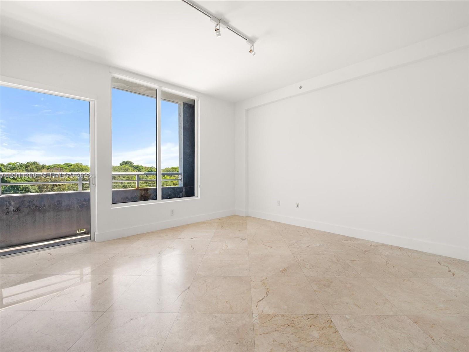 COCOSTYLE @ 3250 GRAND AV - Residential