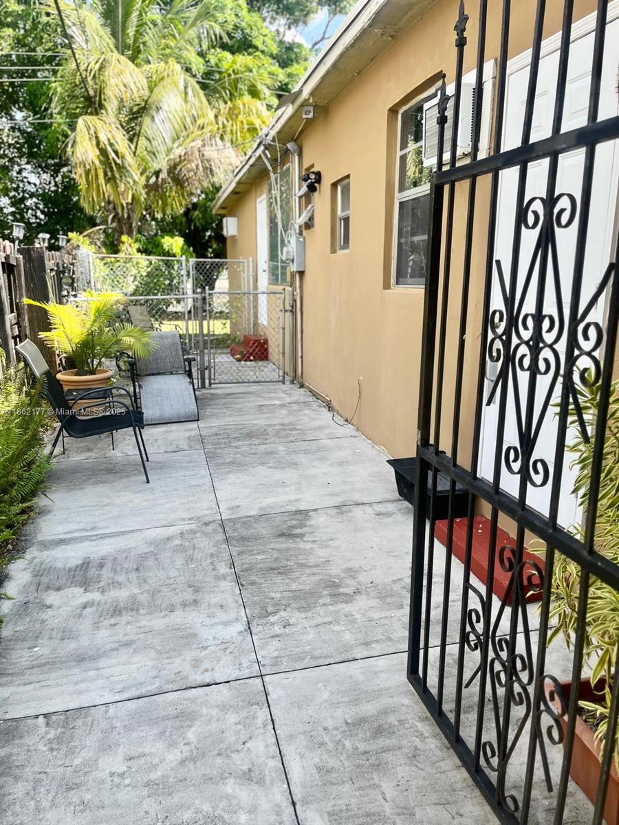 Great location in the Heart of Miami. Nicely furnished studio. Water, electricity, Wi-Fi included. One assigned parking and access to a patio perfect for relaxing or enjoying the outdoors. Quiet street. Conveniently located. close to Coral Gables, Flagler St, airport, X-press ways, shopping centers, public transportation and much more. Easy to show.