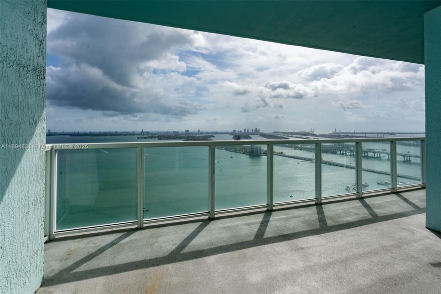 BEST 2/2.5 + Den LINE in the Building! Breath-taking Bay & Ocean Views, facing direct East. High floor Split
bedroom floor-plan, 1378 SF interior + 300 SF wraparound balconies. Beautiful wood floors throughout, European
style kitchen with stainless steel appliances. Full service building with a 2 floors gym, 2 pools, Sauna, Lounge area,
and much more... Close to Design District, Beaches, Downtown Miami, Wynwood.