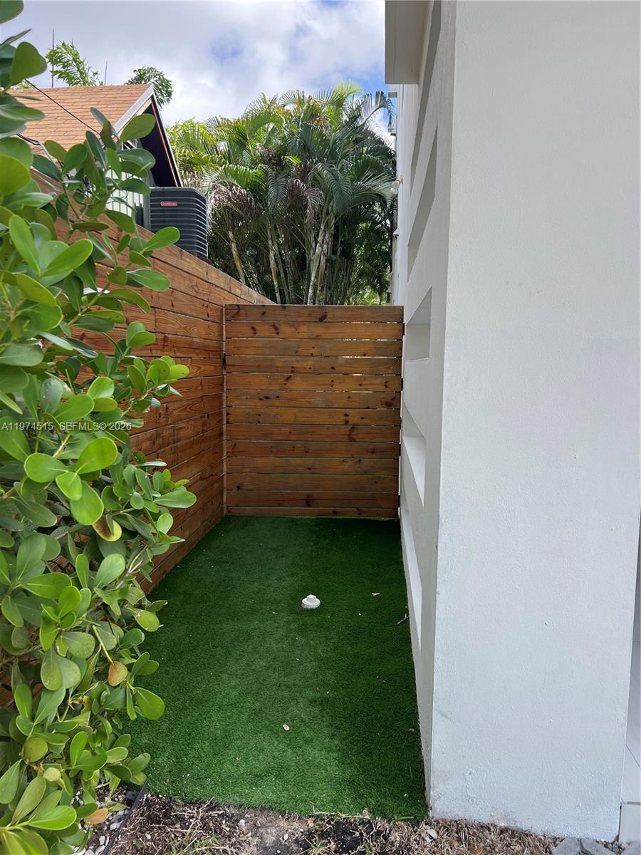 2321 SW 16th Ct left