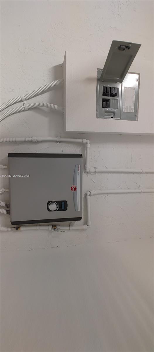 LOS CAYOS - Residential Lease