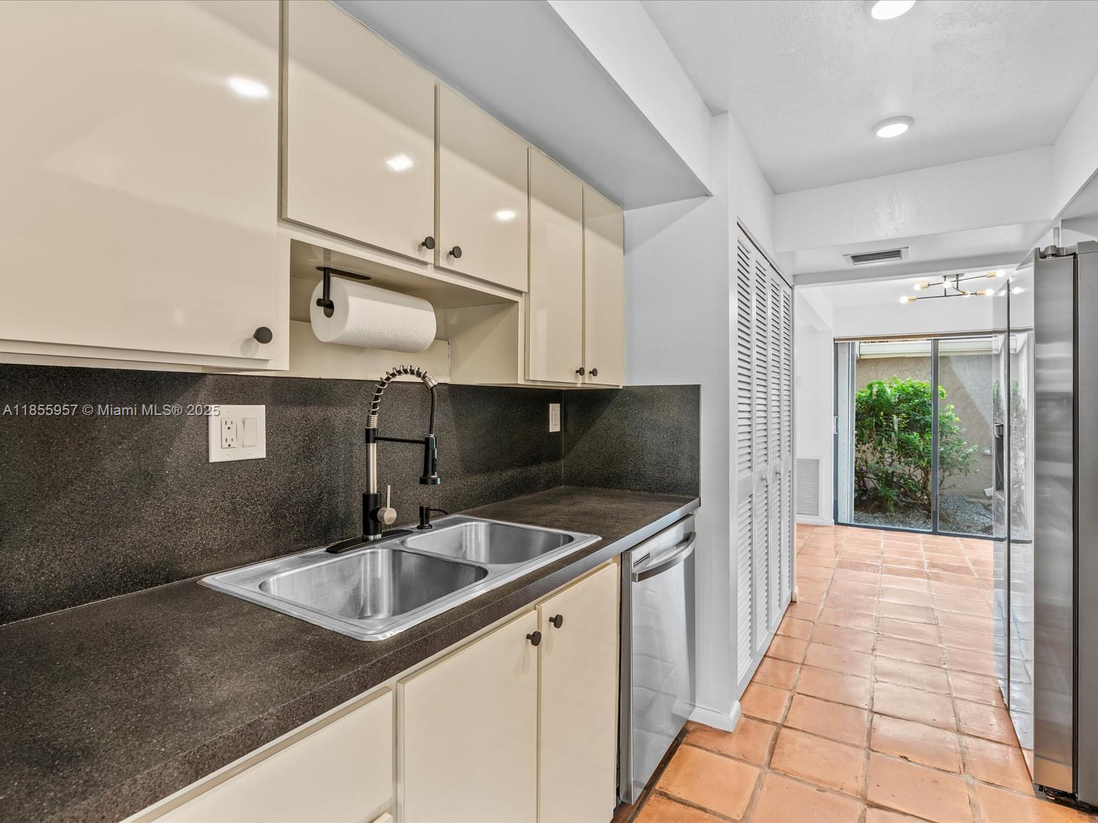 TOWNHOUSES OF EMERALD HIL - Residential Lease