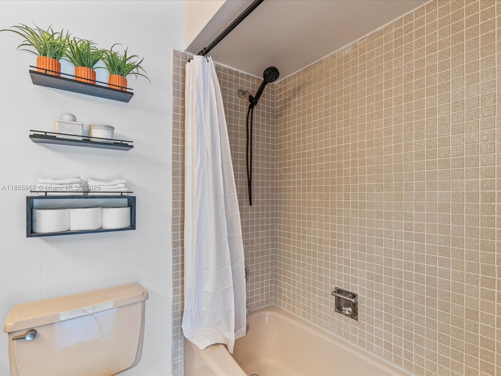 TOWNHOUSES OF EMERALD HIL - Residential Lease