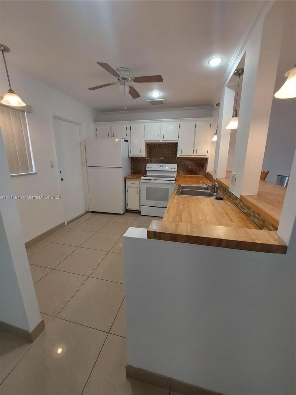 Photo of 218 NE 12th Ave #508, Hallandale Beach, FL 33009 (MLS # A11716040)