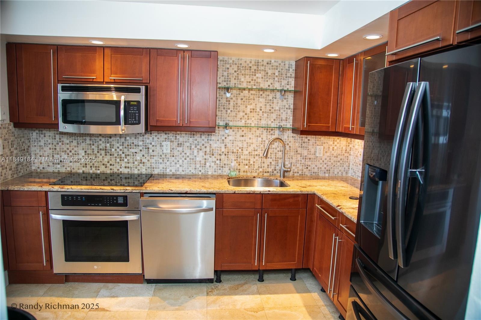 600 NE 36th St PH20