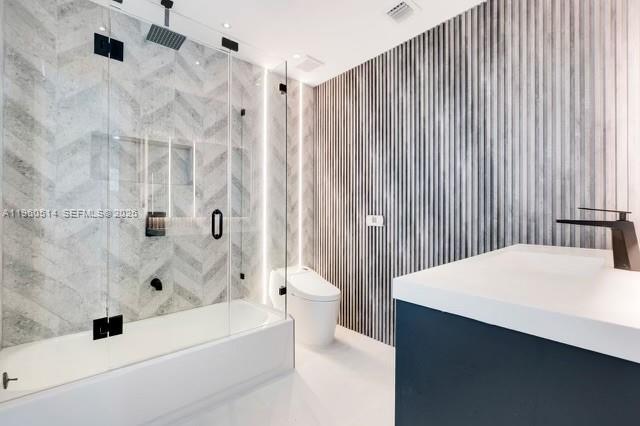 HOLLYWOOD HILLS - Residential