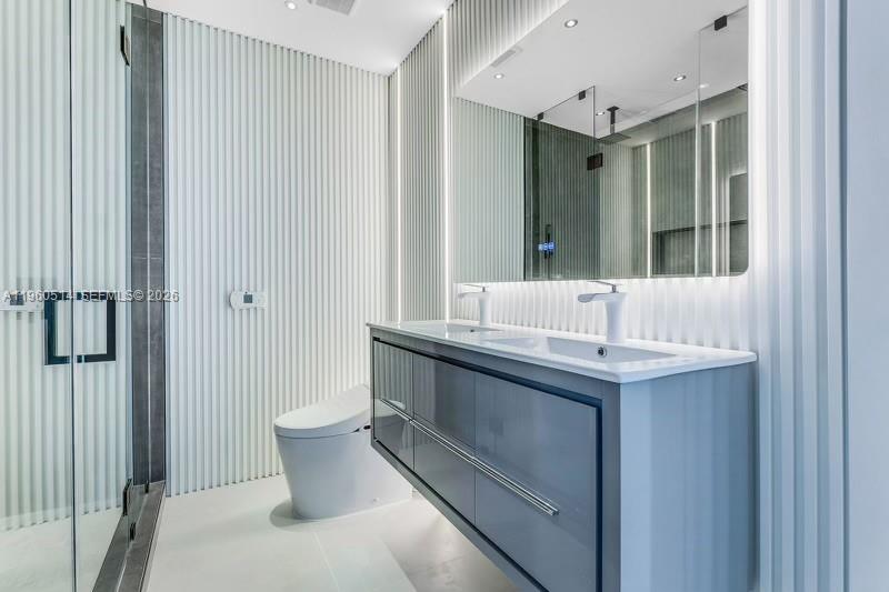 HOLLYWOOD HILLS - Residential