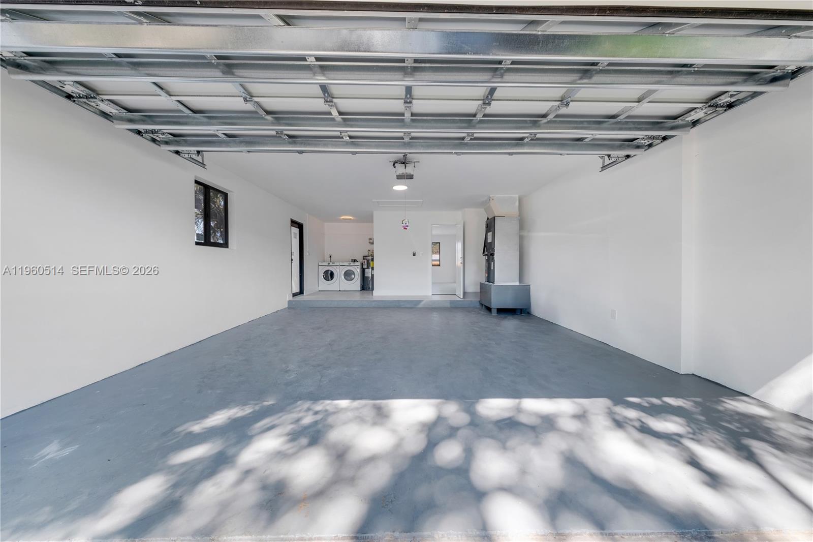 HOLLYWOOD HILLS - Residential