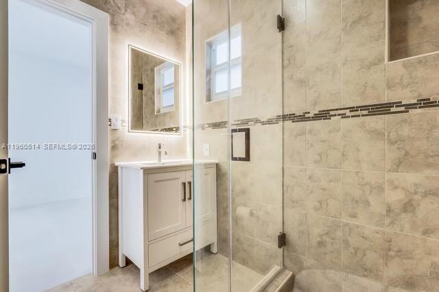 HOLLYWOOD HILLS - Residential