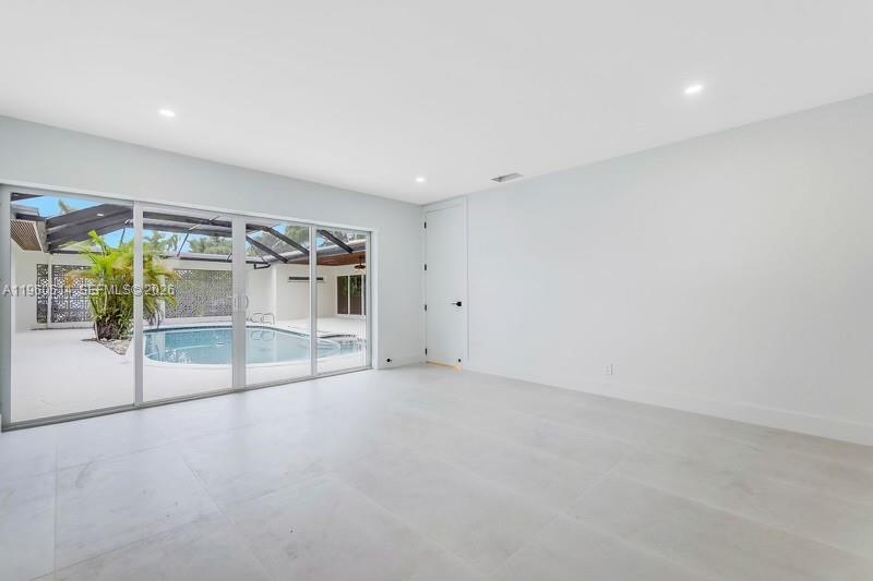 HOLLYWOOD HILLS - Residential