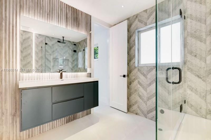 HOLLYWOOD HILLS - Residential