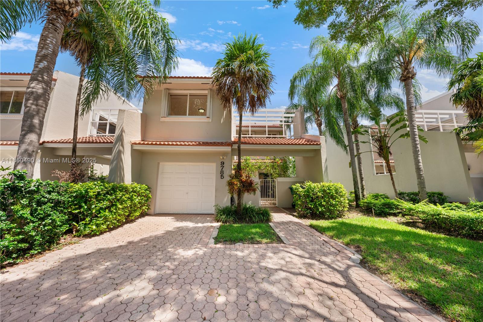 Beautiful Corner Townhouse 3 bedrooms & 2.5 bathrooms located in the very desirable & gated
community of Doral Chase. Spacious Bedrooms with plenty of closet space. Laminated floors thru the entire house. Granite kitchen counter tops, new Dishwasher. Private fenced in back yard perfect for Family BBQ & entertaining. Plenty of driveway parking plus the garage. New roof was done in 2024. Enjoy living in the heart of Doral with access to all the wonderful resort-style amenities of the Doral Park Country Club like World class golf, Pool, Gym, Tennis, Pickle Ball, Dining and more.
