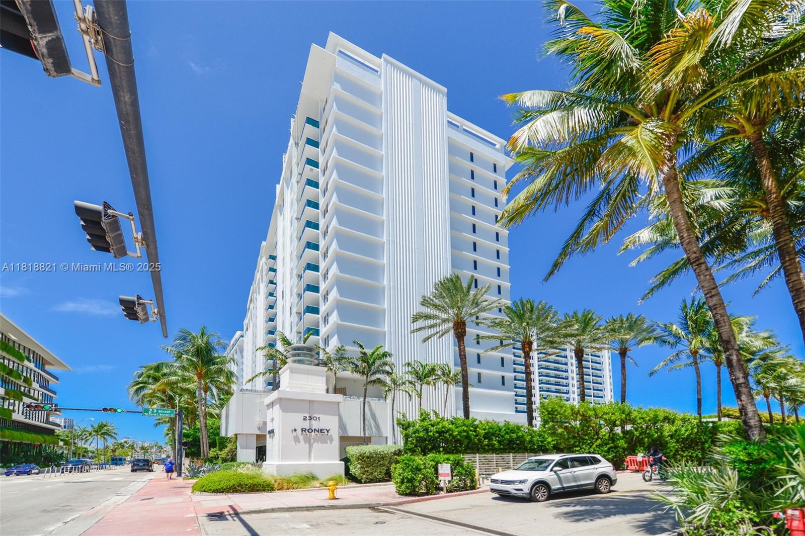 2301 Collins Ave 1025