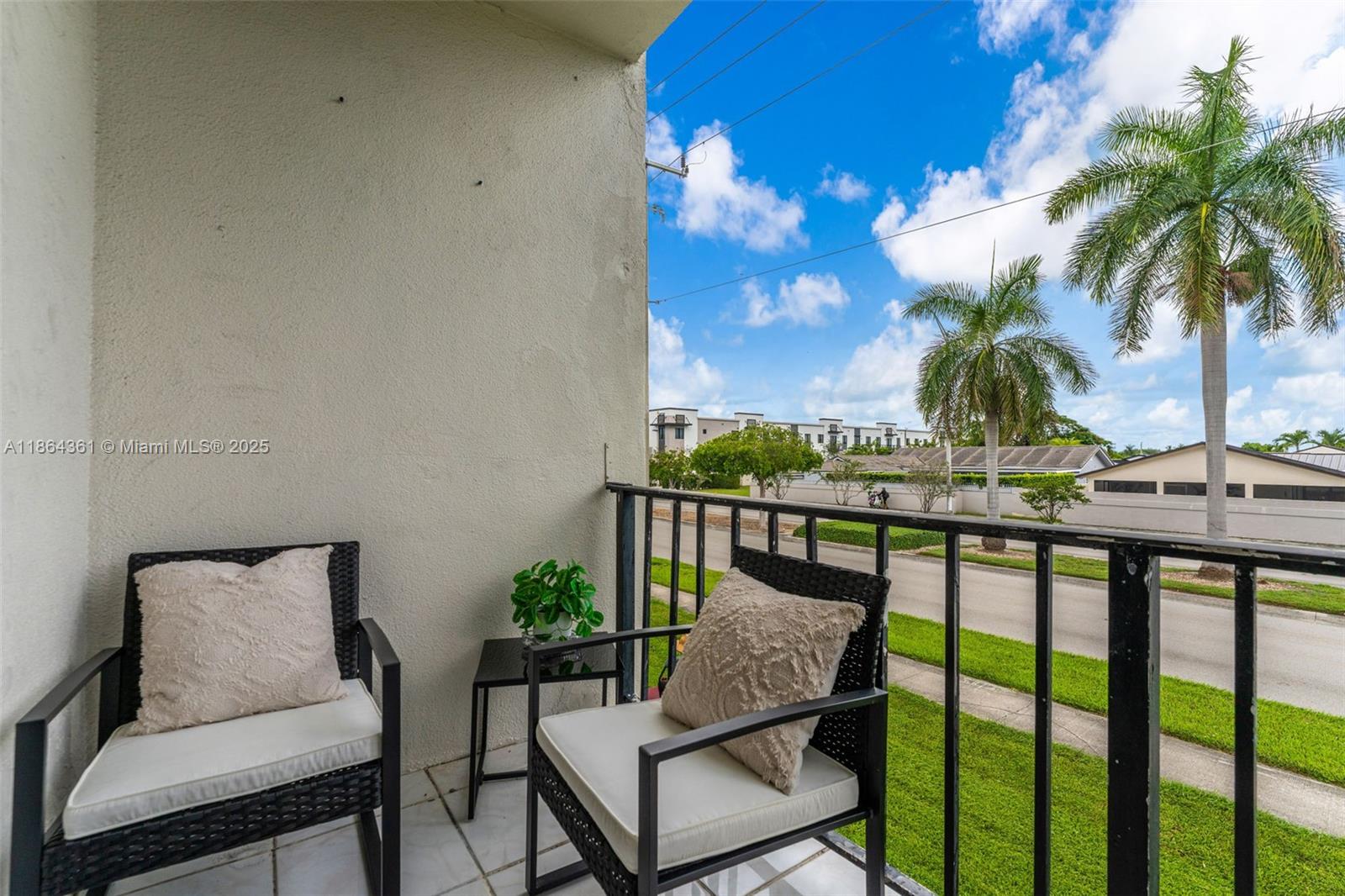 LUXURY CORAL LIVING CONDO - Residential