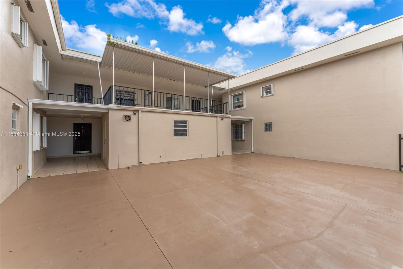 LUXURY CORAL LIVING CONDO - Residential