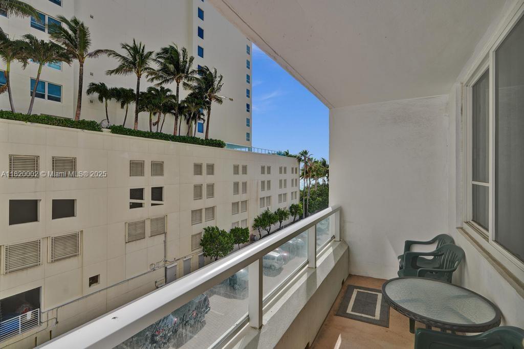 5005 Collins Ave 424