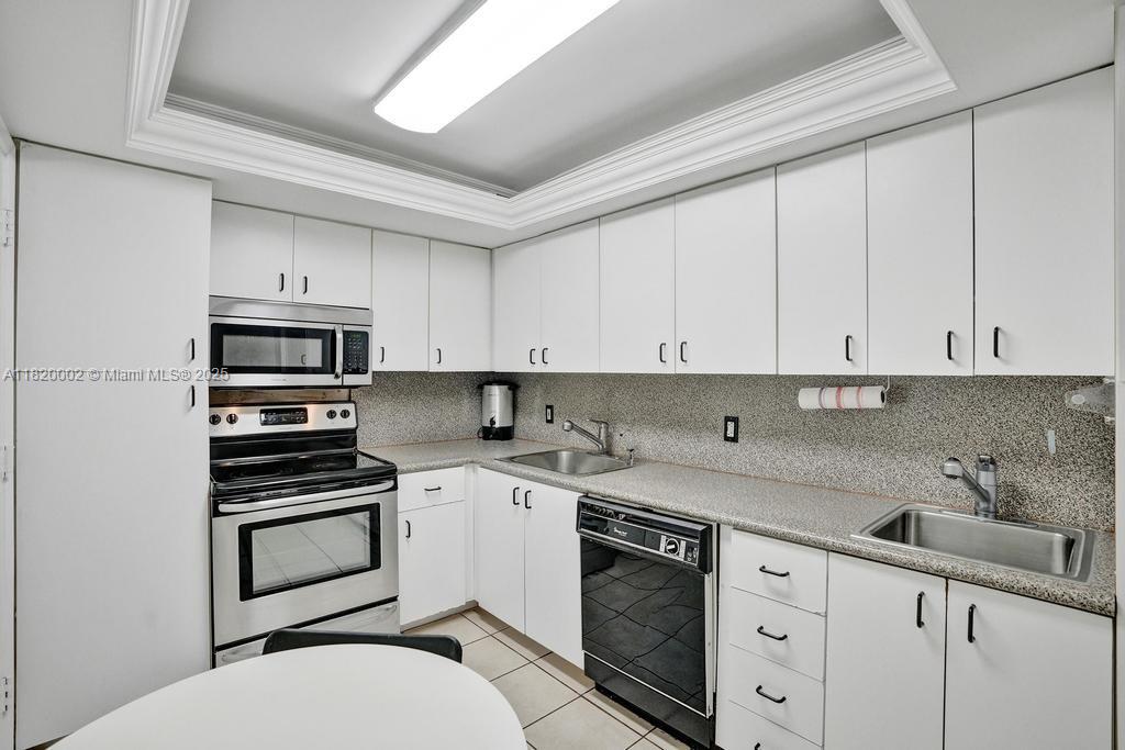 5005 Collins Ave 424