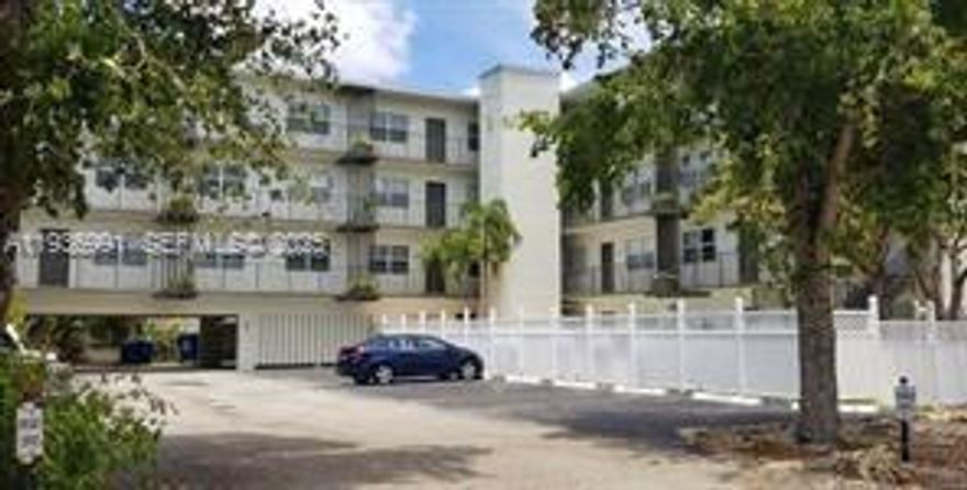 Victoria Park condo, a fully furnished one-bedroom ground-level condo in Fort Lauderdale East. Quiet neighborhood next to Holiday Park recreation center. Pool and courtyard near the unit. Holiday Park next door features, 23 tennis courts, baseball/football fields, pickleball, a gym, walking trails, and free summer concerts in the park. Shopping, restaurants, and 3 grocery stores near the unit. Public transportation is easily available.