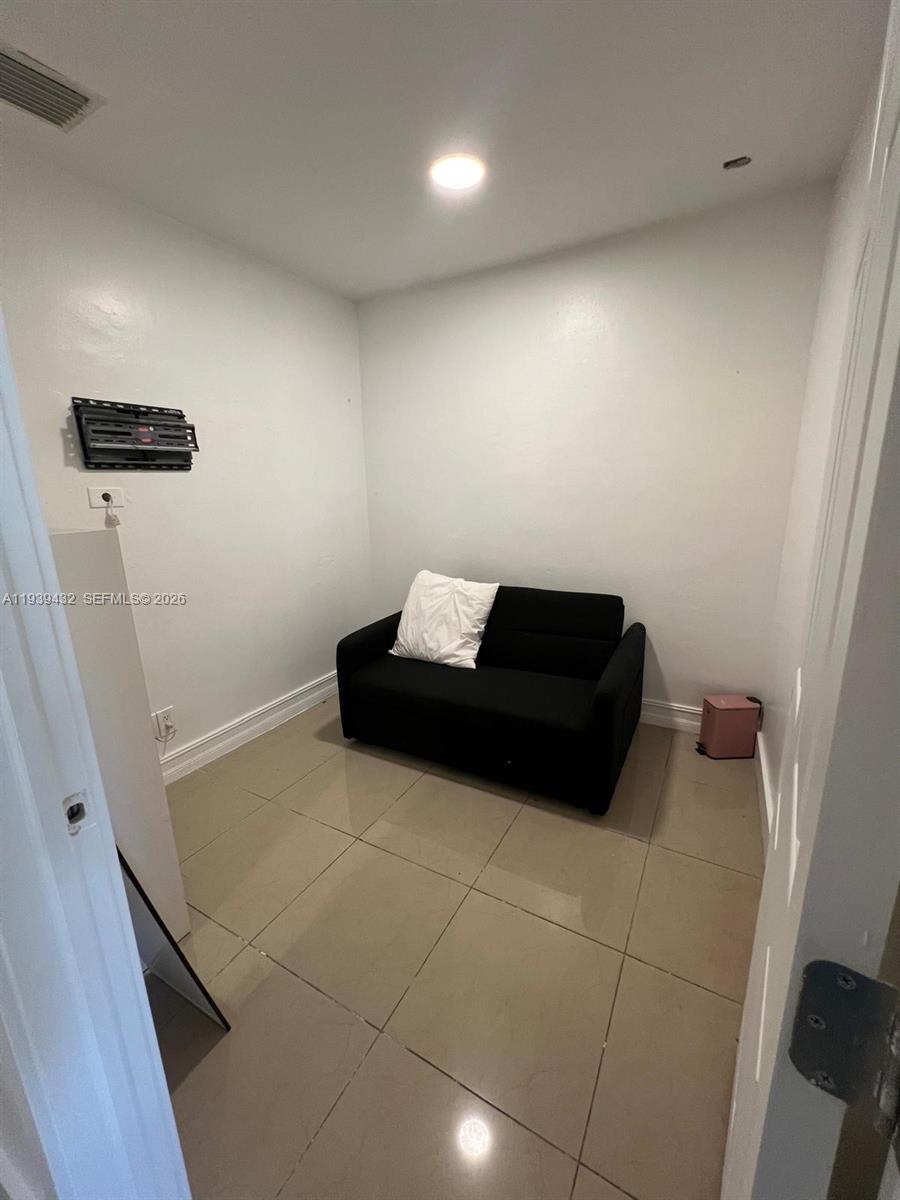 ROOSEVELT GARDENS 2ND ADD - Residential Lease