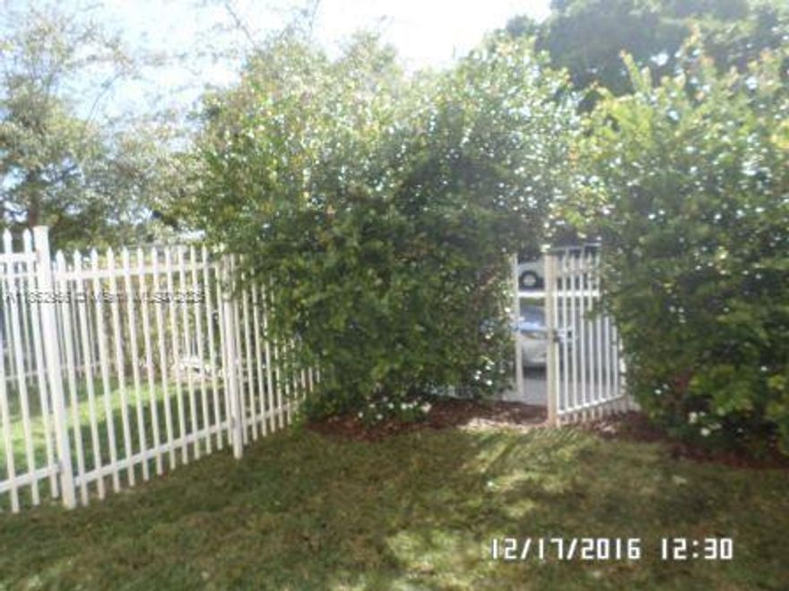 BI-LEVEL TOWNHOME IN THE HEART OF NBV NEAR TO SCHOOLS, SUPERMARKET ETC....kITCHEN WITH MARBLE BACKSPLASH, SS APPLIANCES, WASHER/DRYER IN UNIT, NEW FLOOR, GATED BACKYARD, INCLUDED LAWN CARE 1 TIME A MONTH BY THE OWNER, ONLY 14 TOWNHOMES, VERY PRIVATES, PET OK, EASY TO SHOW , RENTAL APPLICATION IN ATTACH TO BE FILLED BY EACH ADULT