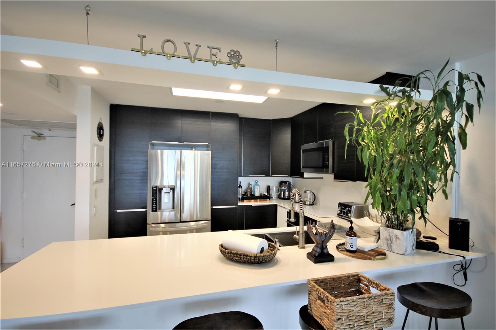 5151 Collins Ave 933