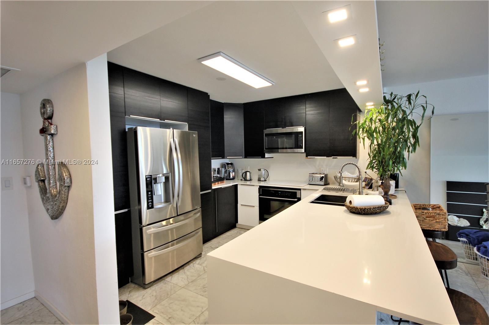 5151 Collins Ave 933