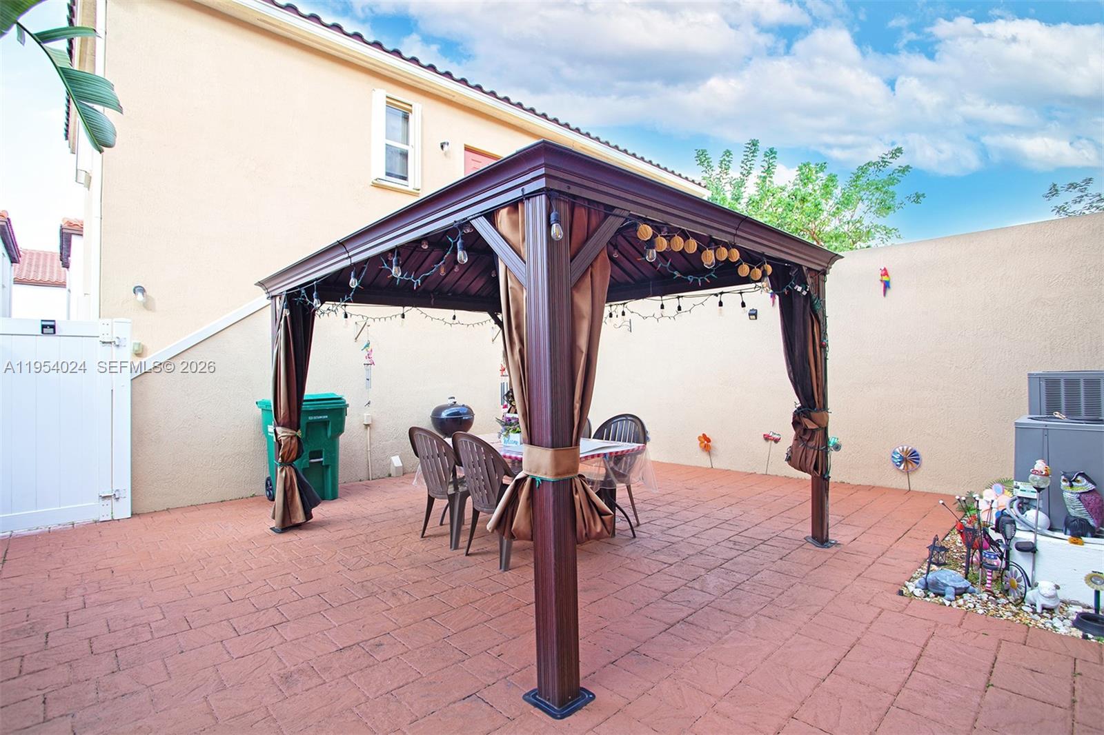 KENDALL COMMONS TOWNHOMES - Residential