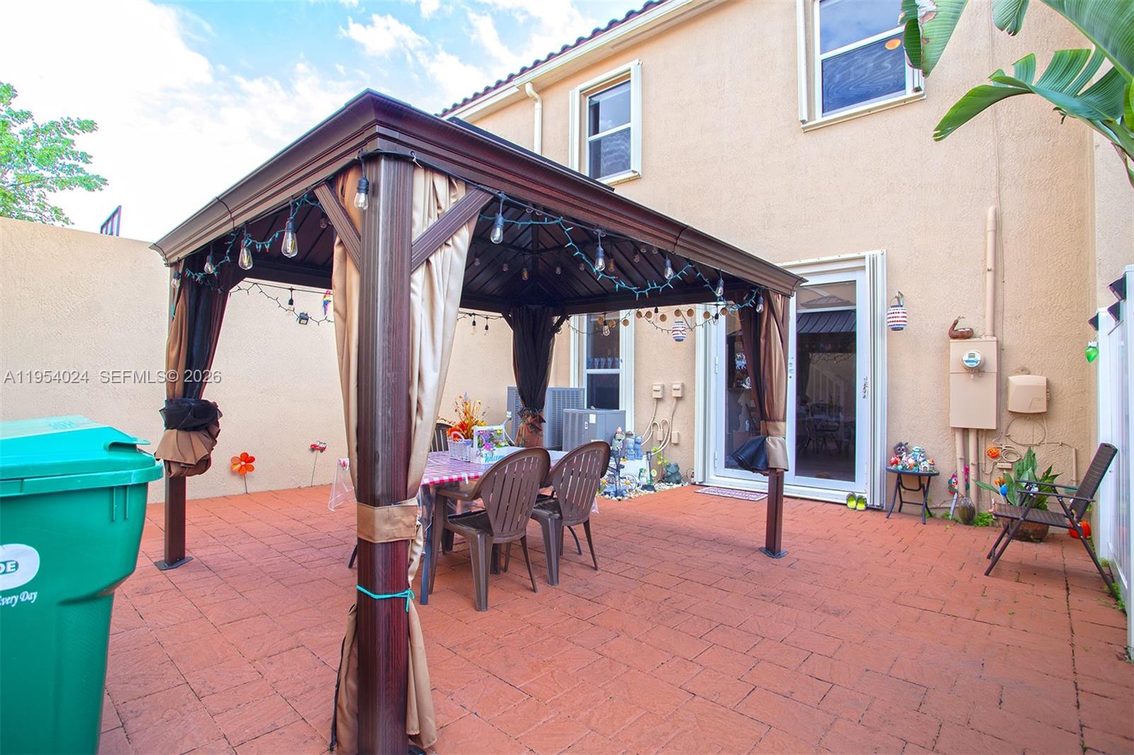 KENDALL COMMONS TOWNHOMES - Residential