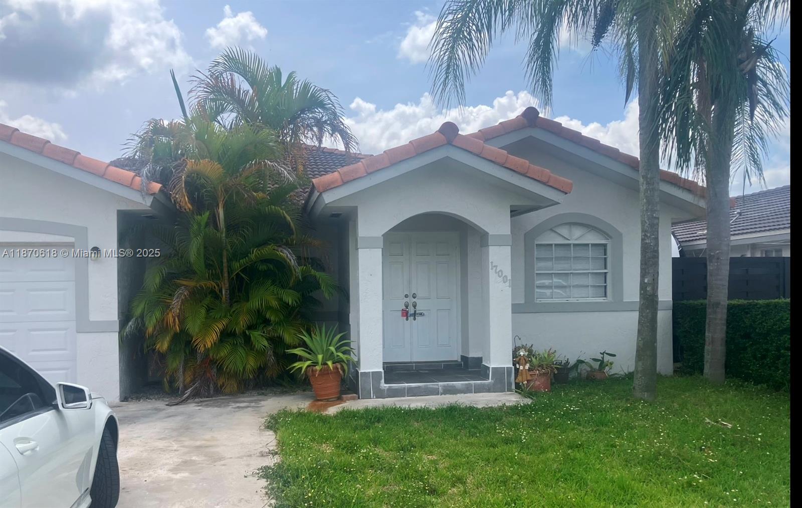 NEW ON THE MARKET - VERY SPACIOS SINGLE FAMILY HOUSE WITH OPEN FLOOR KITCHEN AND PRIVATE BACKYARD. EASY APPLICATION AND FAST MOVE IN.