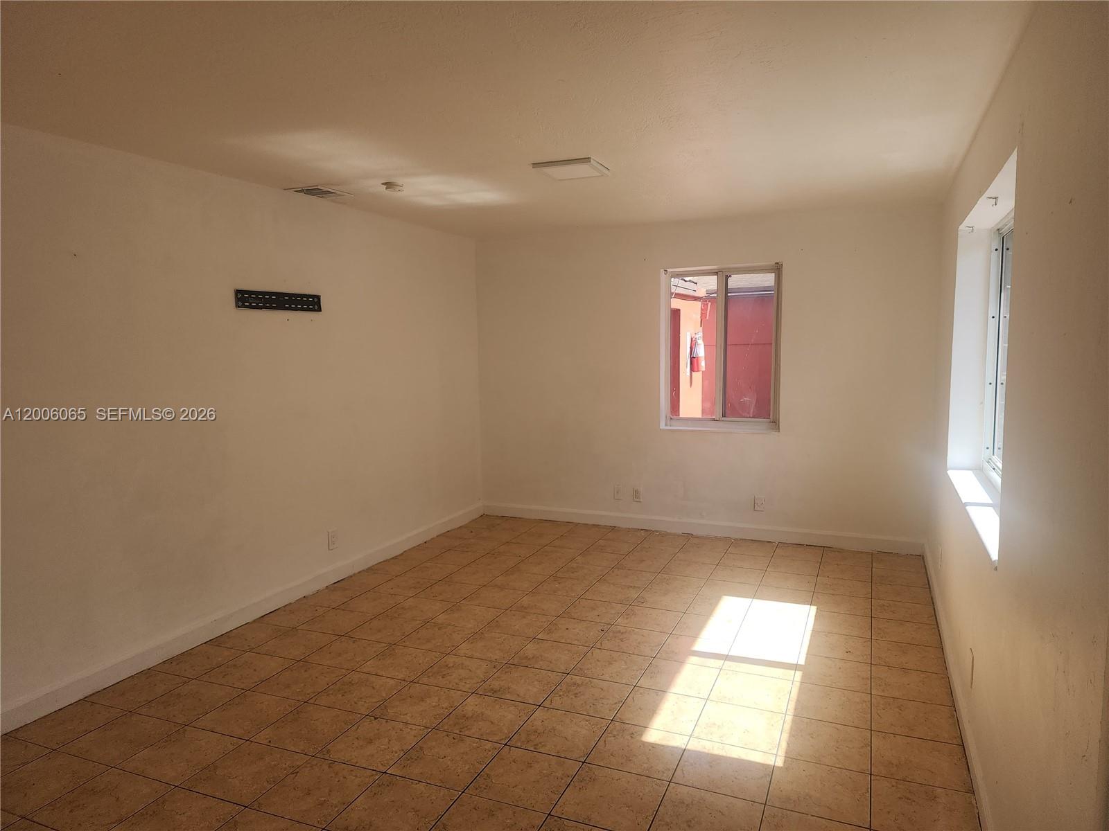 HOLLYWOOD LITTLE RANCHES - Residential