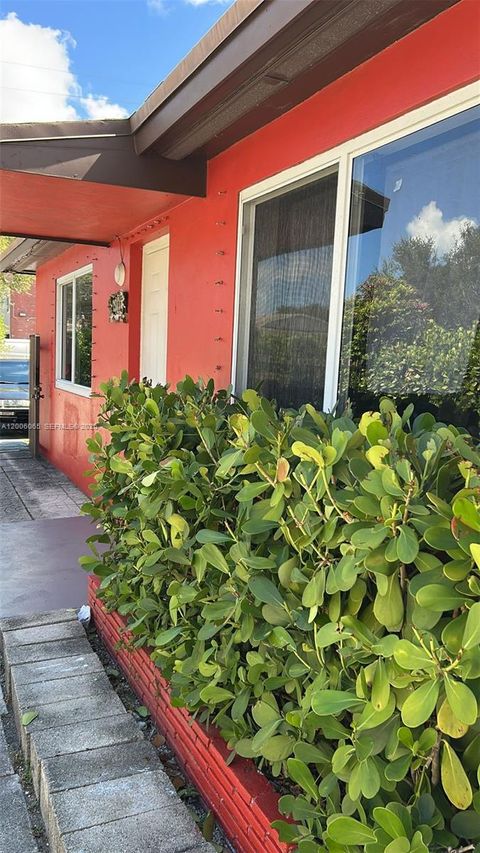 Tiny photo for 2513 Lincoln St, Hollywood, FL 33020 (MLS # A12006065)