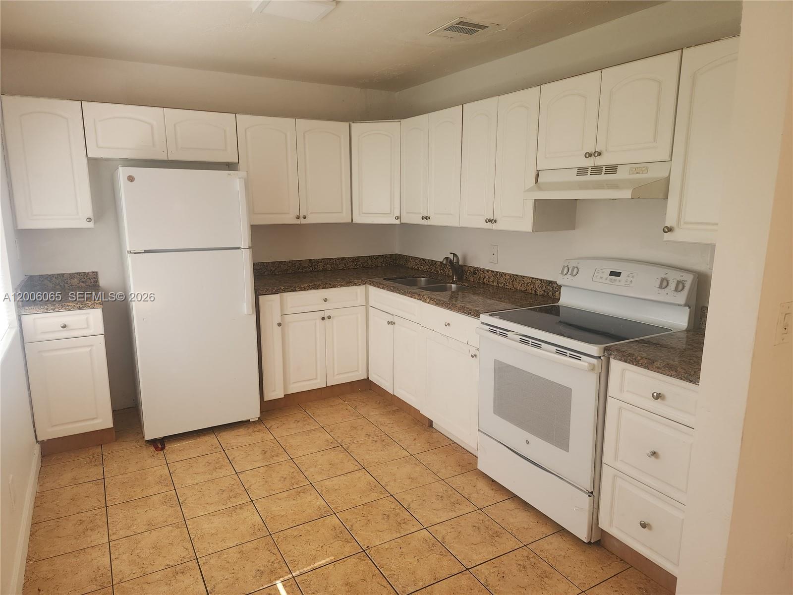 HOLLYWOOD LITTLE RANCHES - Residential