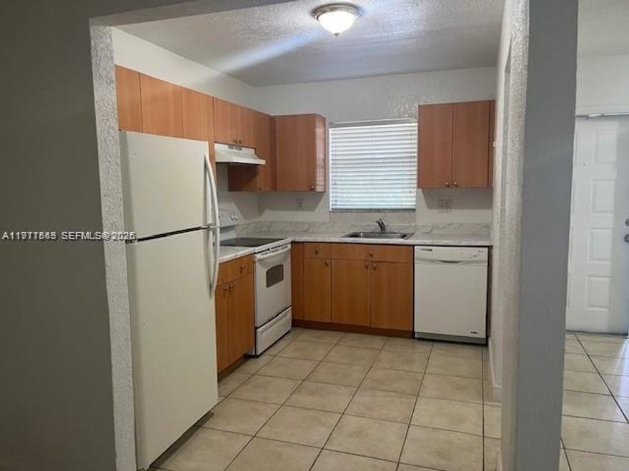 This cozy and well-maintained 1-bedroom, 1-den (used as a second room) apartment with 1 bathroom is now available for rent. Located in a quiet and convenient neighborhood, this apartment offers a comfortable living area. Close to shopping centers, major roads (Turnpike, I-95), public transportation, and parks, making it ideal for everyday living.