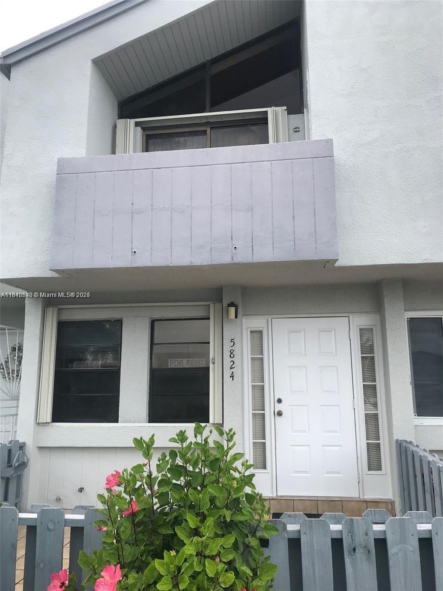 Enjoy this beautiful Two Story Townhome/Villa in the heart of Hialeah, with two assigned parking spaces located right in front of the unit. First floor Living Room followed by a beautiful kitchen and dining room. and Half Bathroom. beautiful stairs to second floor with two bedrooms and balcony with a full bathroom.
a private fenced patio. You are going to love this place.