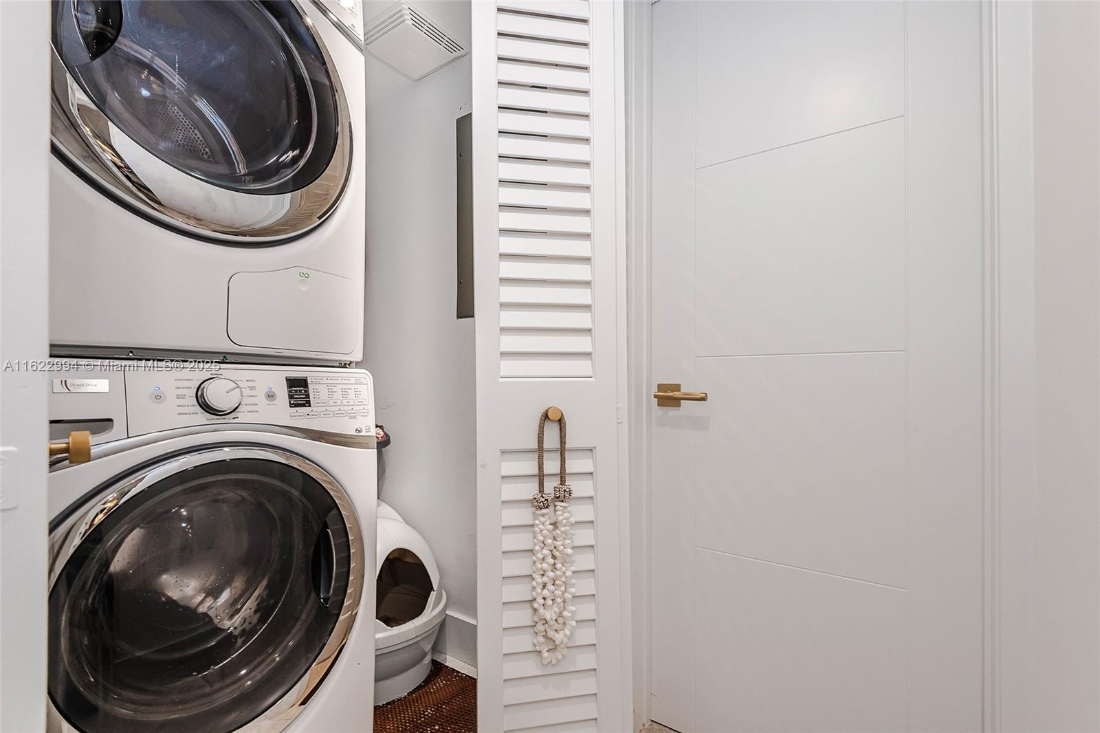ATLANTIS ON BRICKELL COND - Residential
