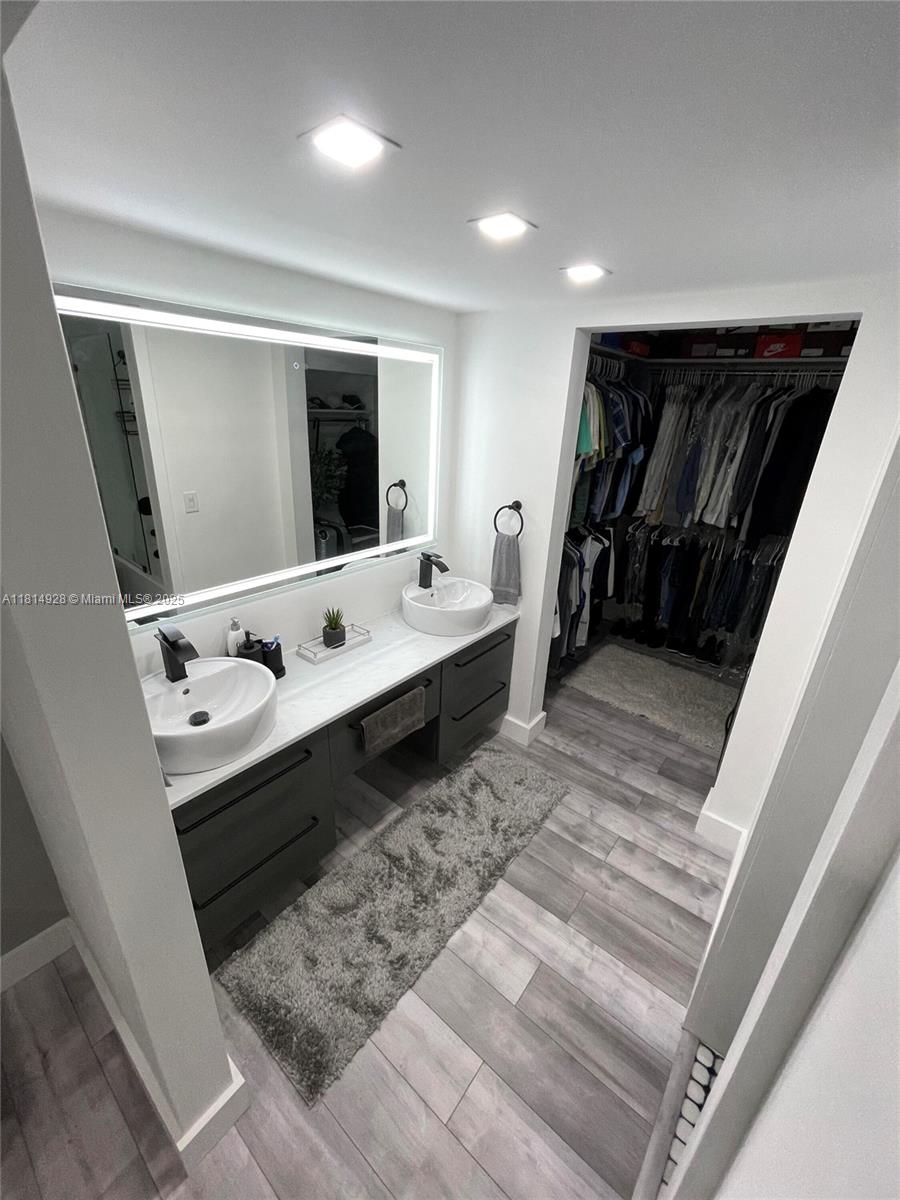 VILLA GRANDE CONDO - Residential
