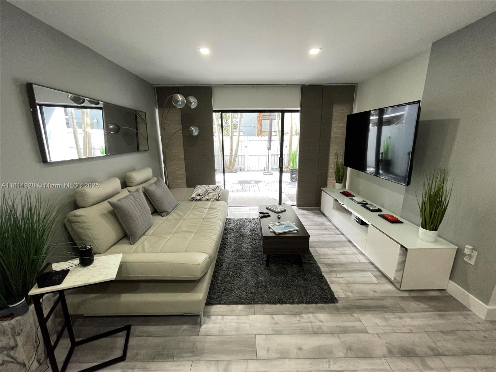 VILLA GRANDE CONDO - Residential