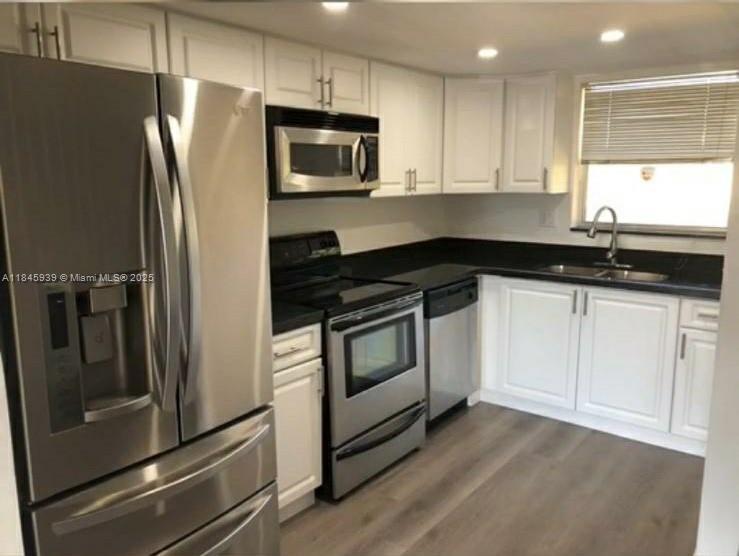 Gorgeous 2-story apartment for rent, one bed and 1.5 baths. Completely remodeled unit with new kitchen and
bathrooms. Washer and Dryer inside the unit. The bathroom has a sliding glass door. The apartment has two balconies, one on the first floor and the other on the second floor.